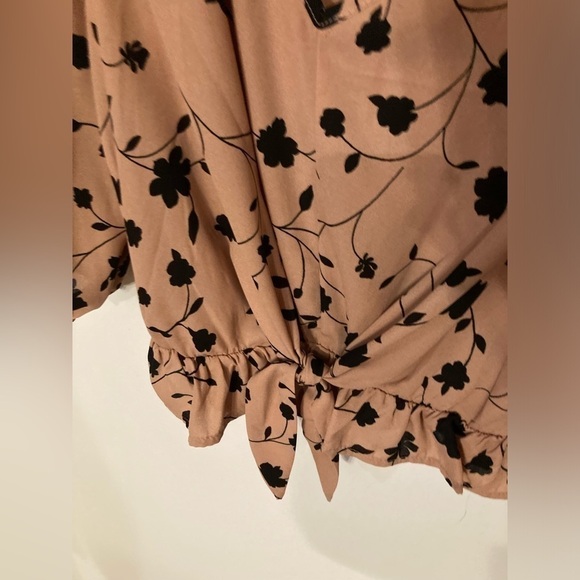 4/$25 Sienna Sky cropped long sleeve shirt in size Large with vine design - Picture 2 of 3